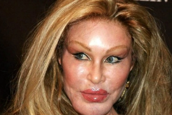 These 10 Real-Life Quirks Are So Creepy—Drinking Human Blood & Eating Glass Included!